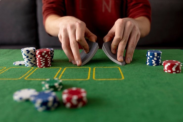 Kartu data berbagai tingkatan member menampilkan manfaat dan bonus di platform